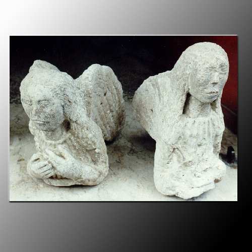 Coppia di angeli in pietra